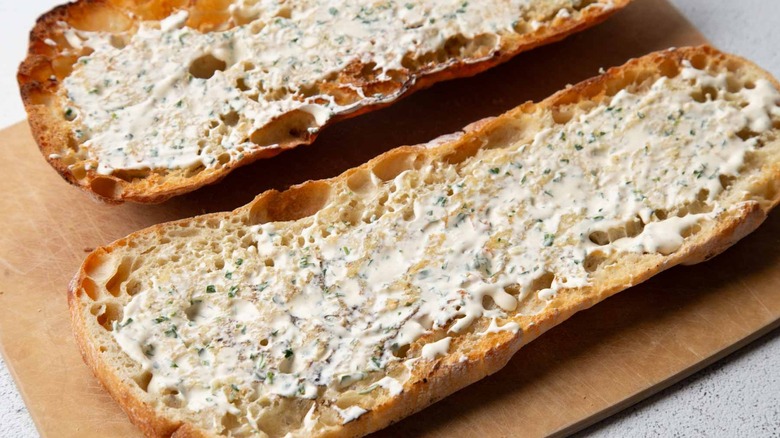 Toasted bread covered in creamy dressing