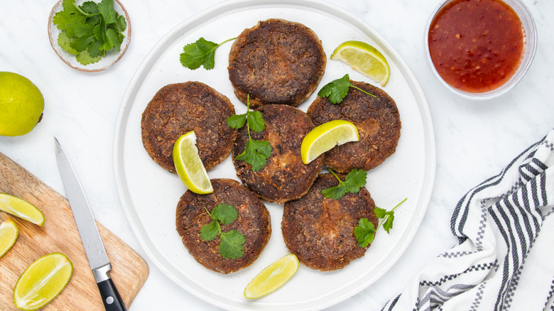 crab cakes with sauce